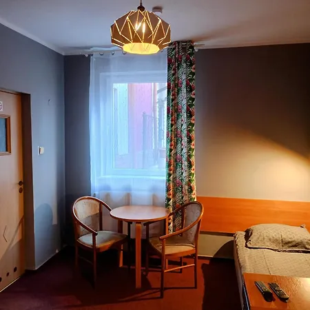 Zajazd Walbrzych מלון דירות ואלבריץ'